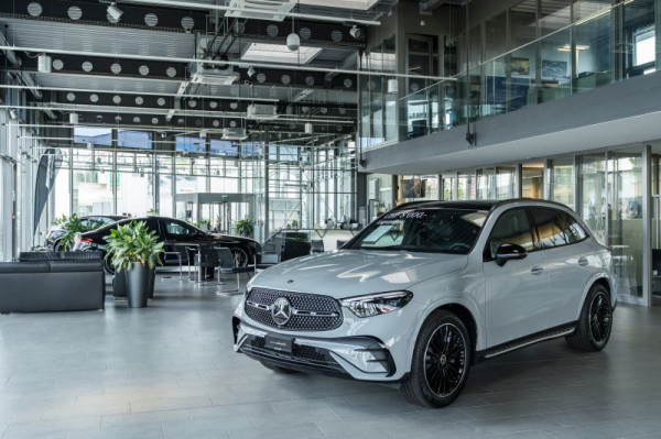 Moderner Showroom eines Schweizer Garagenbetriebs als Beispiel für den Strukturwandel im Schweizer Automobilhandel.